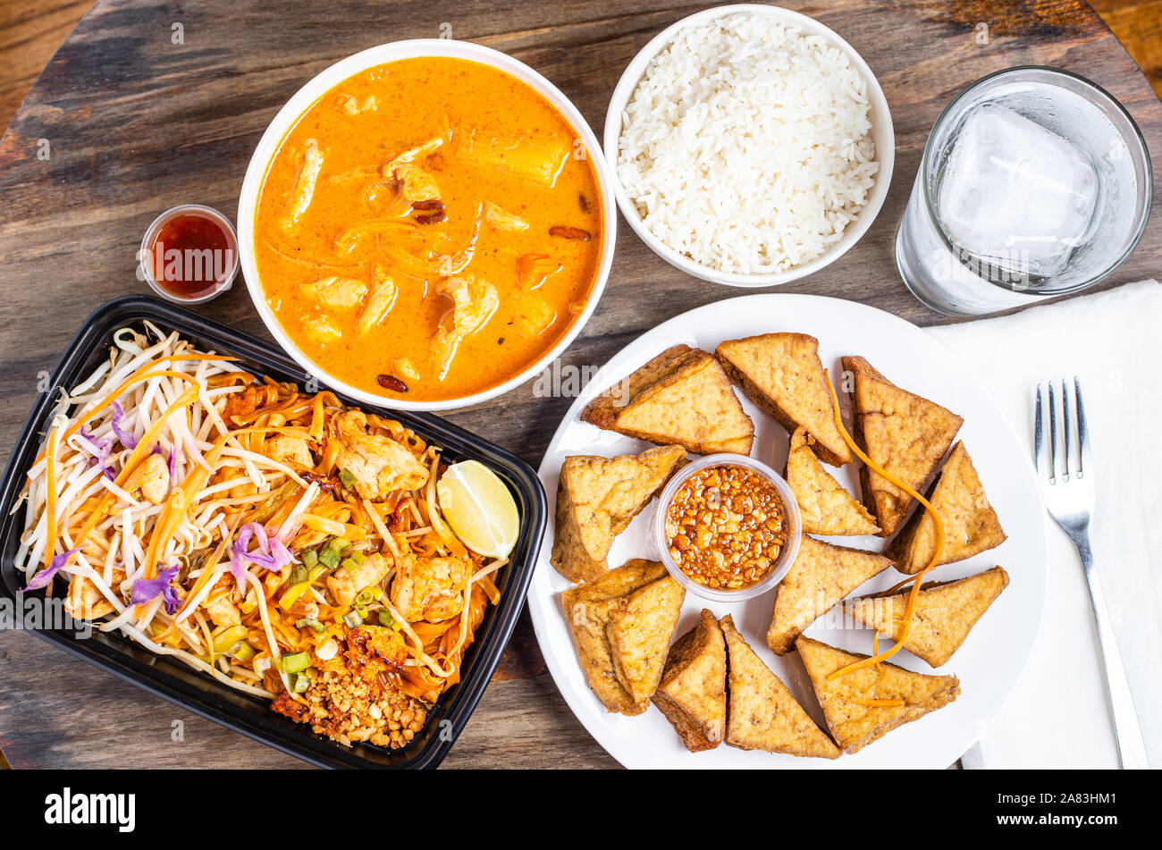 Thailändisches Essen Mahlzeit mit Curry, Pad Thai und Tofu, über dem Kopf anzeigen Stockfoto