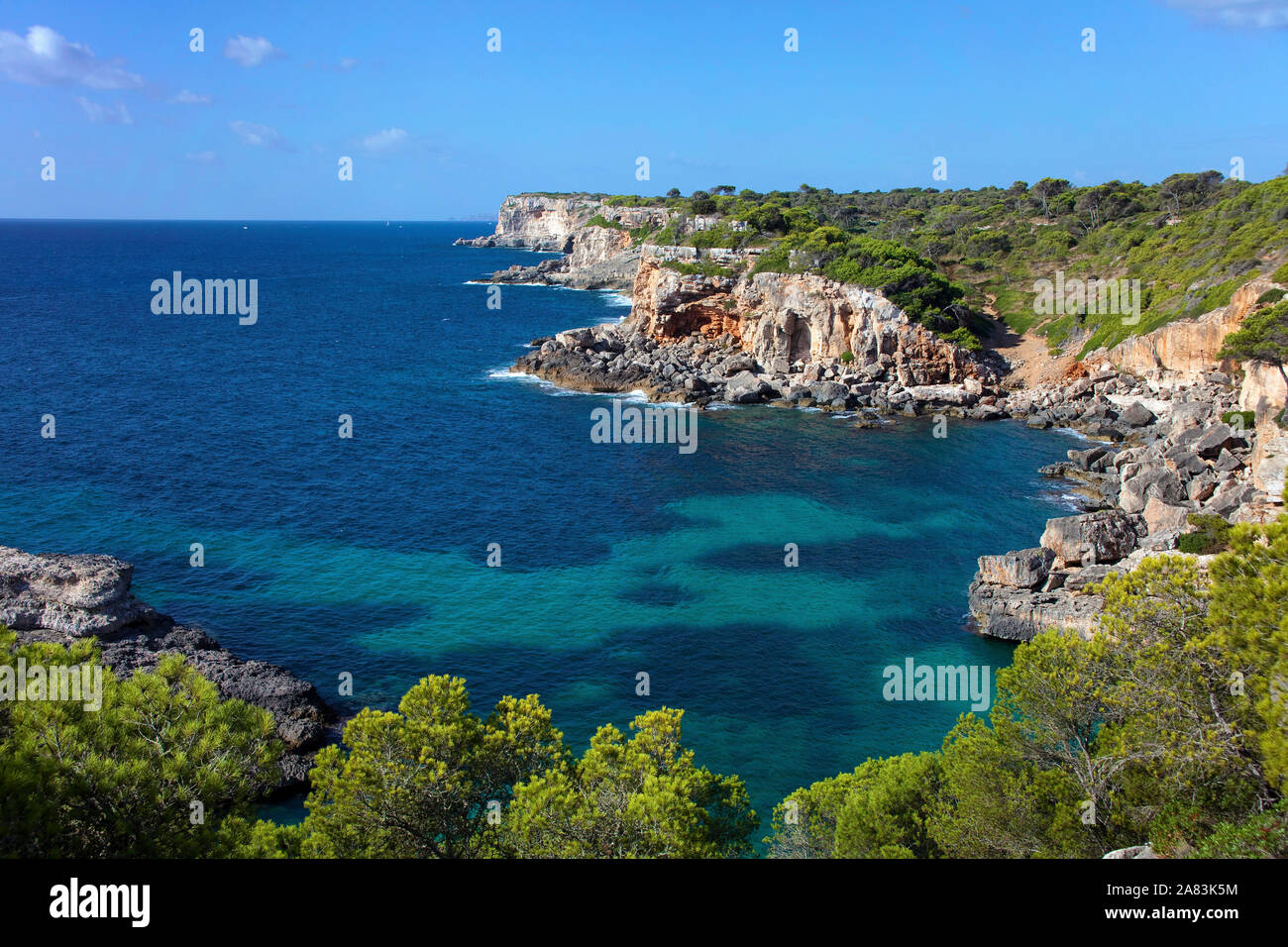 Felsige Küstenlinie von Cala S'Almonia, Cala Llombards, Santanyi, Mallorca, Balearen, Spanien Stockfoto