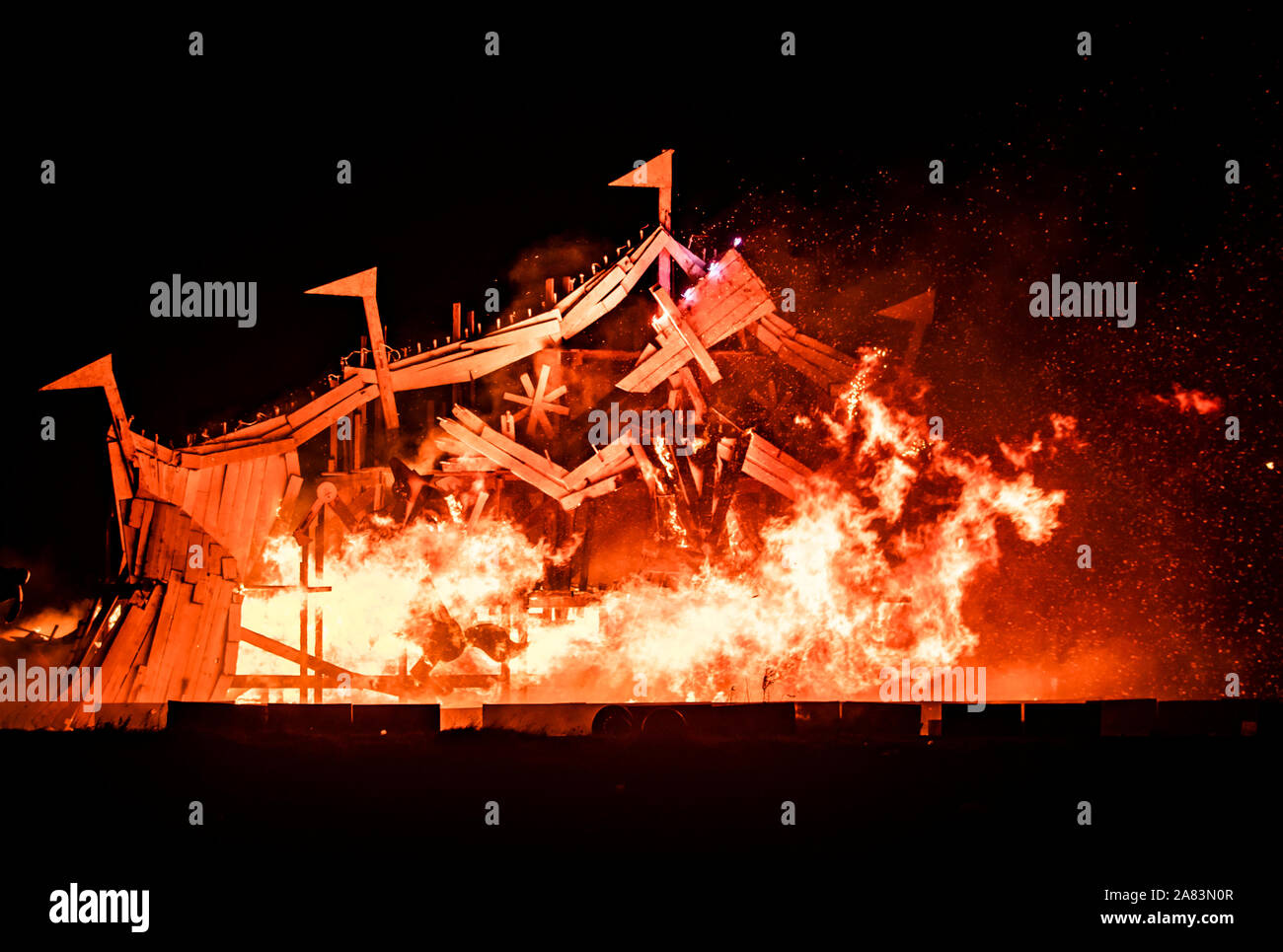 Ein "Greatest Showman "themed Lagerfeuer brennt in Skinningrove, North Yorkshire als Teil einer jährlichen themed Lagerfeuer reflektieren Geschichte der Gegend. Stockfoto