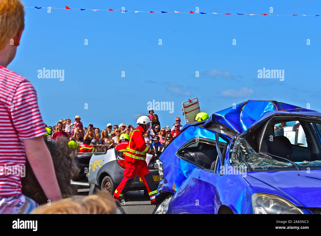 Porthcawl RNLI RescueFest, eine jährliche Veranstaltung übersicht Arbeit & Demonstrationen aller Rettungsdienste. Feuerwehr bei Autounfall Szene. Stockfoto