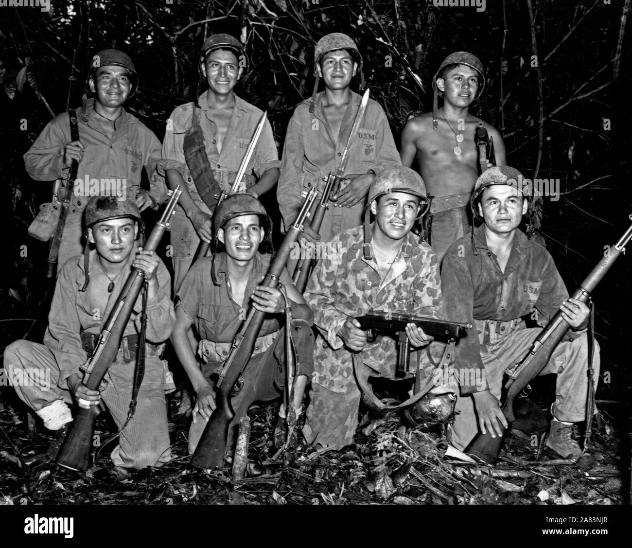 Bougainville Dez 1943 Navajo Truppen Umhüllung mit einem Marine signal Unit Stockfoto