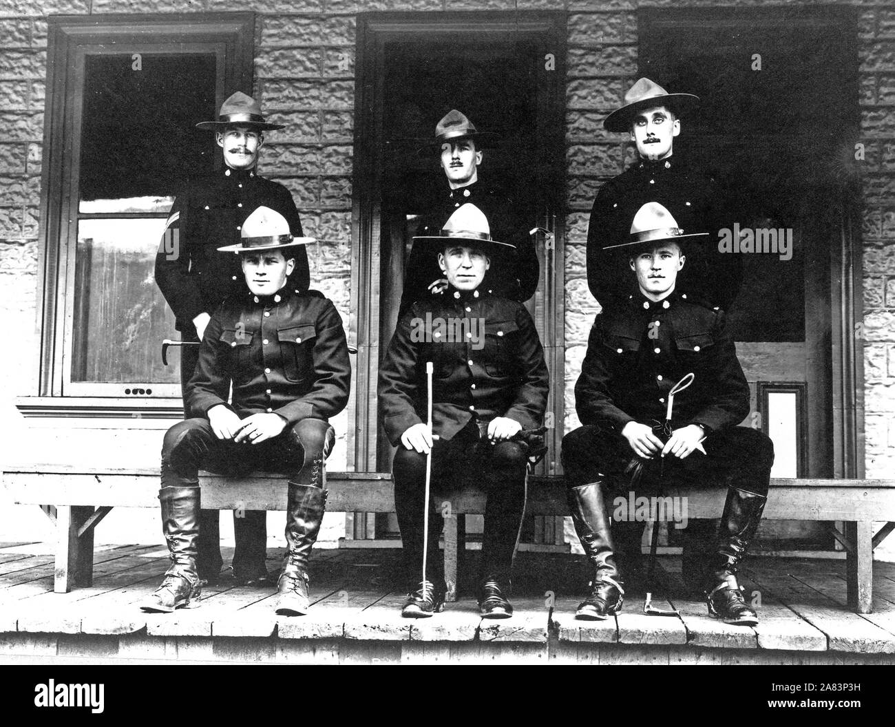 Sechs Polizisten stellten auf der Veranda, Dawson City, Yukon Territory, Kanada 1900-1923 Stockfoto