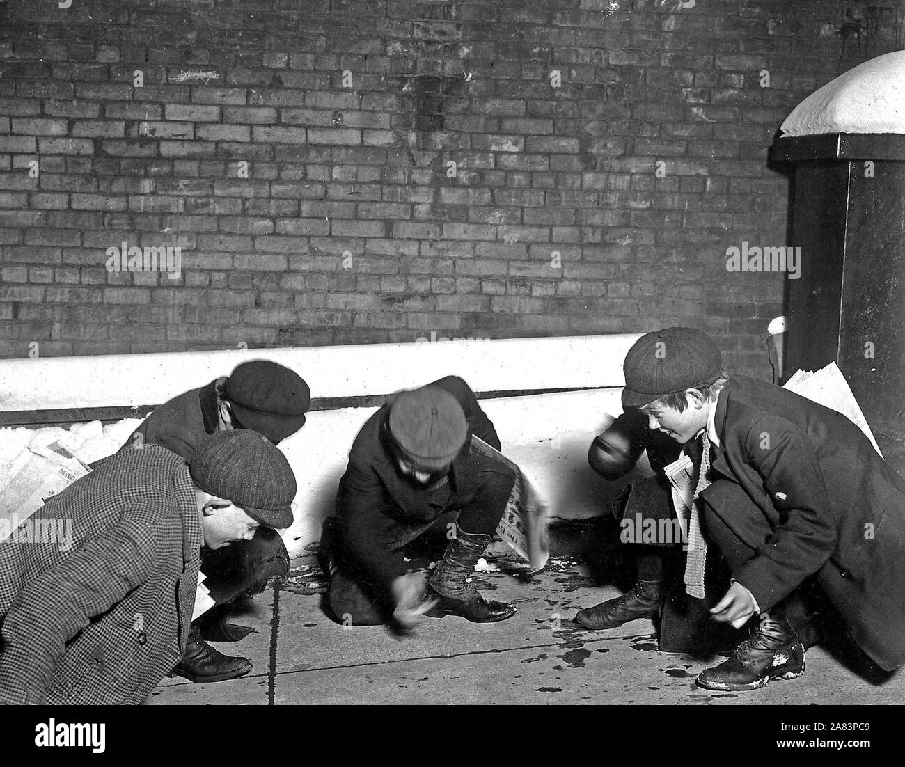 Eine Gruppe von Newsies Craps spielen in der Gefängnis-Gasse am 22:00 Albany, N.Y., Februar 1910 Stockfoto