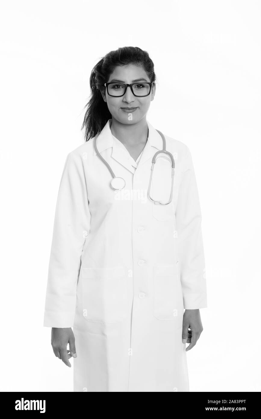Studio shot der jungen schönen persischen Frau Doktor stehend mit Brillen Stockfoto