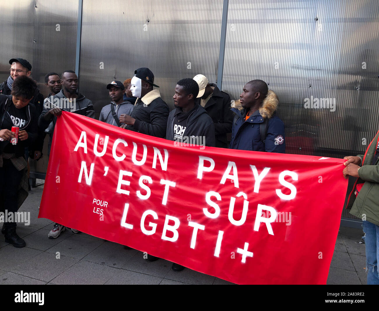Paris, Frankreich, Gruppe afrikanischer Einwanderer demonstriert im französischen Govdernemnt-Büro OFPRA, für LGBTQ-Protestmigranten, nicht in unsichere Länder deportiert zu werden. ARDHIS, internationale Einwanderungsrechte, Parolen für soziale Gerechtigkeit, Einwanderungskundgebung, französische Einwanderungsdokumente, Migration, Einwanderungsproteste Stockfoto
