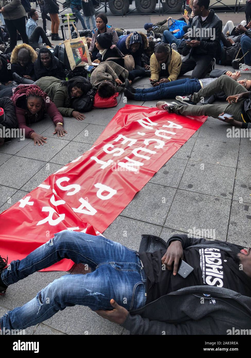 Paris, Frankreich, Gruppe afrikanischer Einwandererrechte demonstriert im französischen Regierungsbüro OFPRA für LGBTQI+ gegen die Deportation von Migranten in unsichere Länder. ARDHIS, Einwanderungskundgebung Proteste unterstützen Einwanderungsrechte, lgbt-Protest Stockfoto