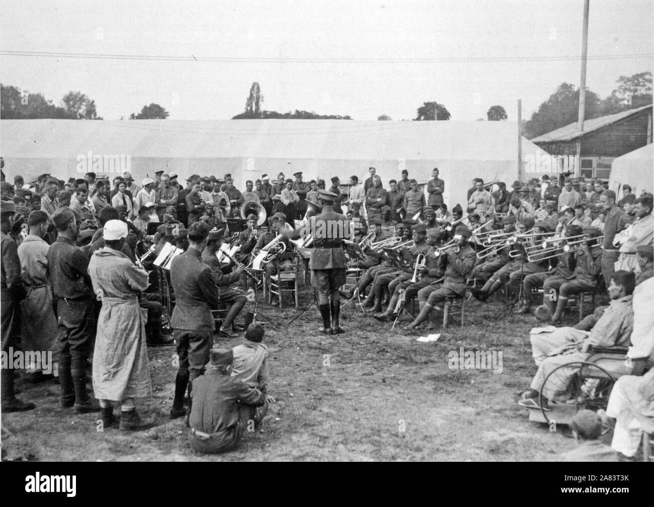 Patienten, Soldaten und Ärzte hören zu einem afroamerikanischen band Anfang 1910 s Stockfoto