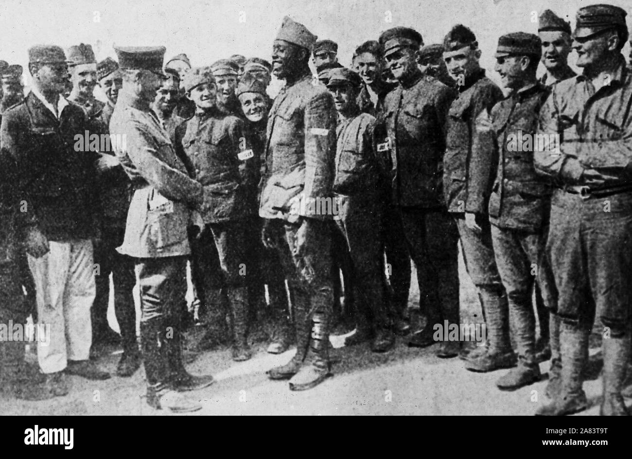 Amerikaner in deutschen Gefangenenlager. Eine Gruppe von amerikanischen Kriegsgefangenen in einem deutschen Gefangenenlager aufmerksam zuhören, während ein gemütlich [African American] Fighter eine Folge des Krieges Leben zu einem deutschen Offizier bezieht. Stockfoto