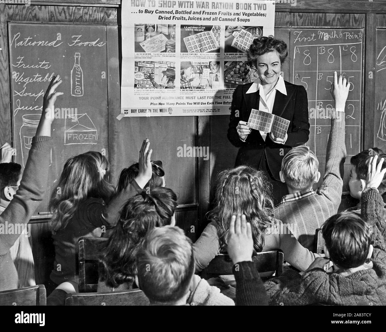 Fakten, die der jüngeren Generation von Marketingexperten wissen sollten, sind diese Klasse in der murch Elementary School, Washington, D.C. Catherine M.Rooney, sechste Klasse Lehrer beauftragt Ihr alert Schüler auf dem Weg und wie der Krieg Bezugsschein Zwei. Stockfoto