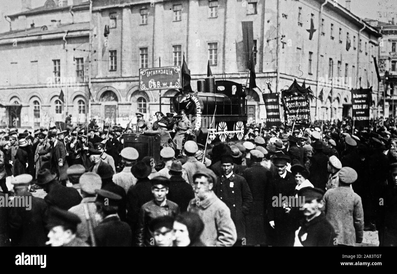 Bolschewiki in Russland. Mock Motor durch die Arbeiter gebaut und bis auf dem öffentlichen Platz in Moskau, Russland Stockfoto