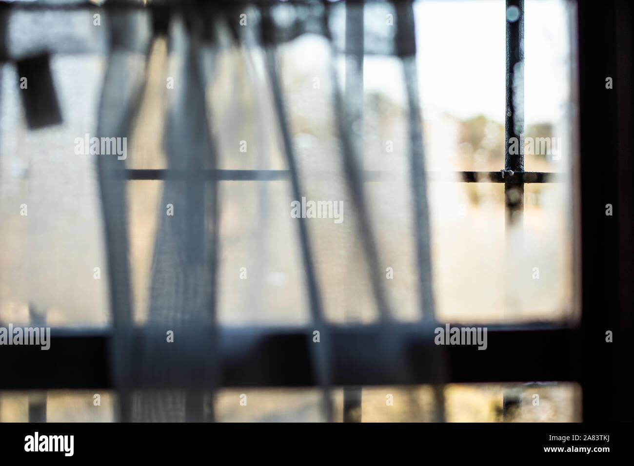 Weiss transparent Windows auf einem nassen Fenster Stockfoto