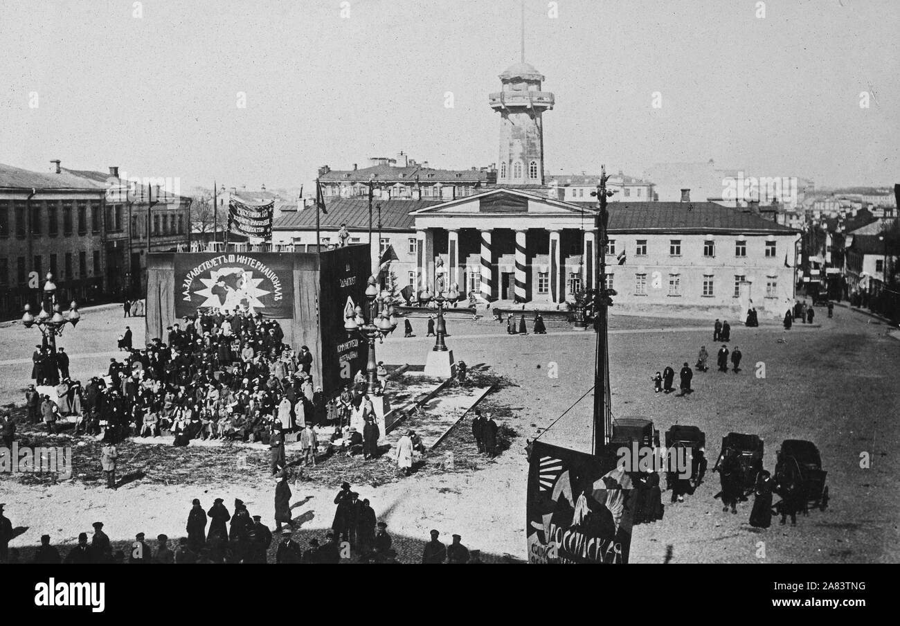 Statue von Skabeleff Hauptplatz vor der Moskauer Sowjet. Jetzt mit Big Box in Rot geschmückt. Dieses war, wo die schwersten Kämpfe stattfanden und Banner stellt die Internationale Konferenz Stockfoto