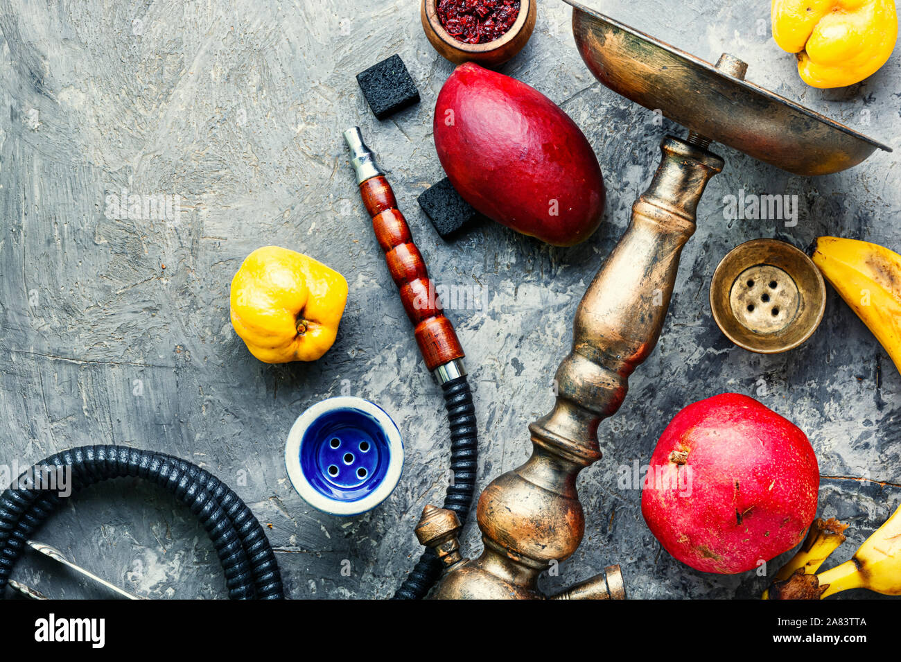 Shisha rauchen mit Obst Tabak Aroma. Einzelheiten der türkische Wasserpfeife. Ägyptischen kalian Stockfoto