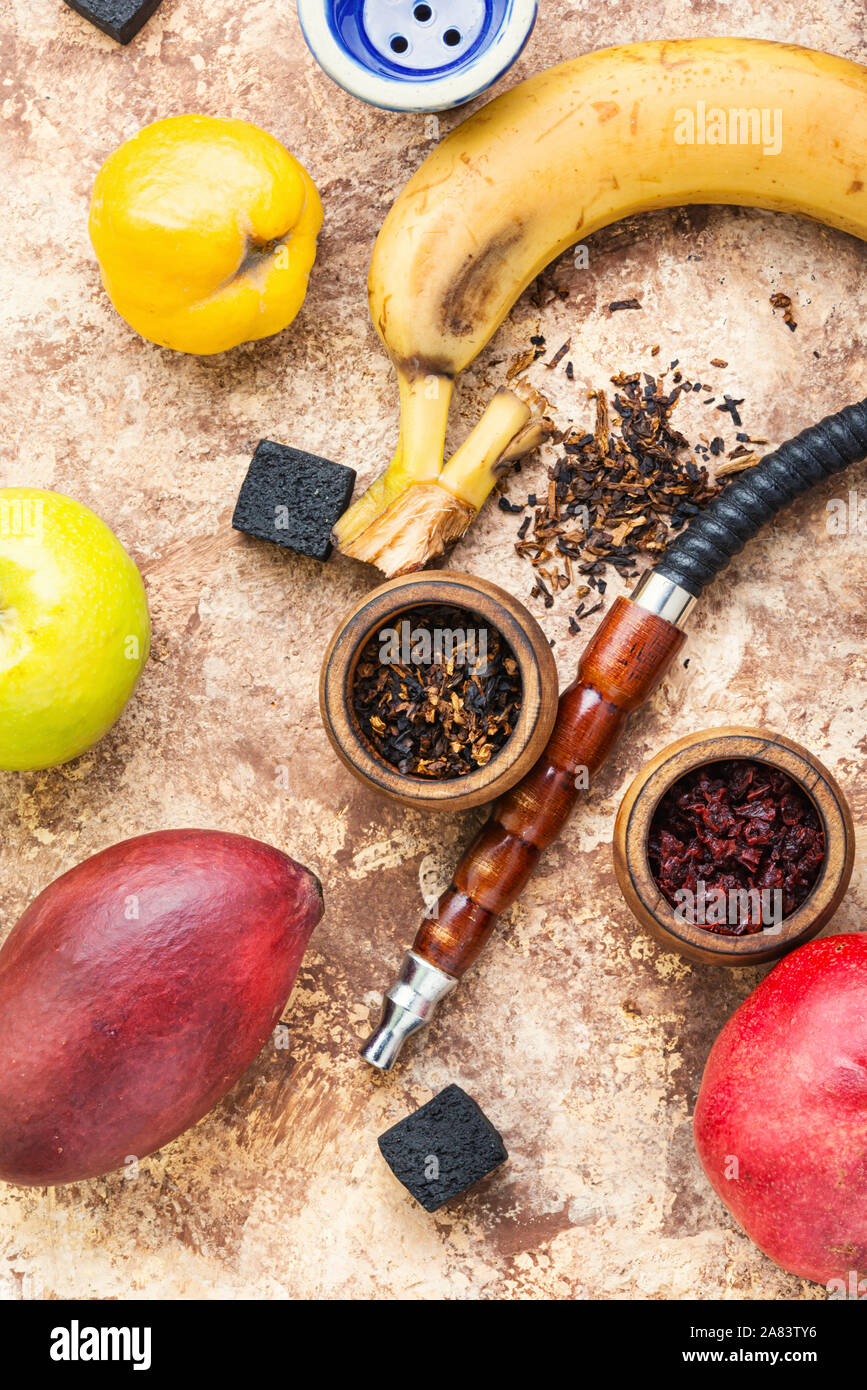 Shisha rauchen mit Obst Tabak Aroma. Einzelheiten der türkische Wasserpfeife. Ägyptischen kalian Stockfoto