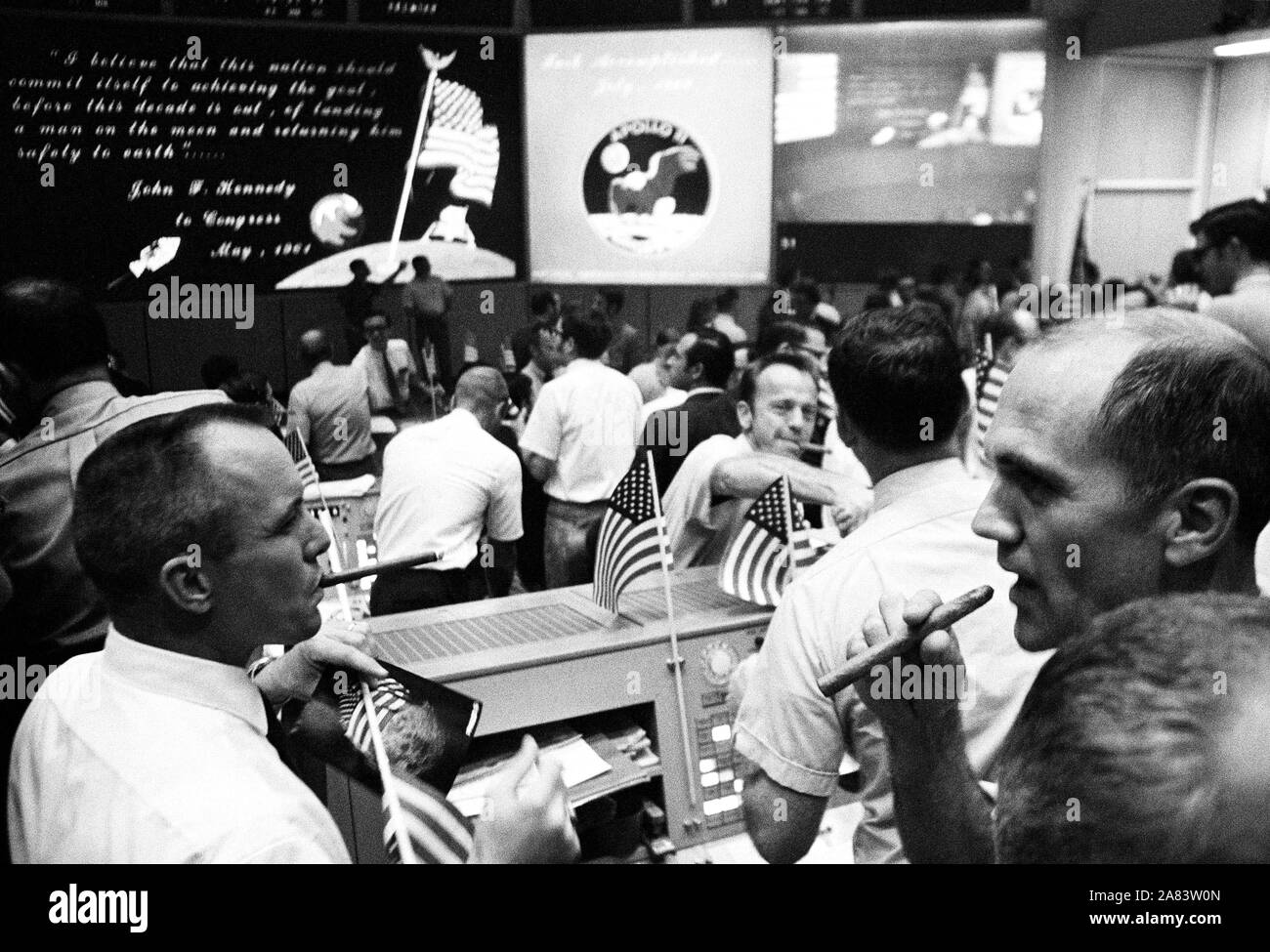 Blick auf Mission Operations Control Room im Mission Control Center (MCC), bemannte Raumfahrzeuge Center (MSC), Flight Controller feiern erfolgreichen Abschluss der Apollo-11-Mission Stockfoto