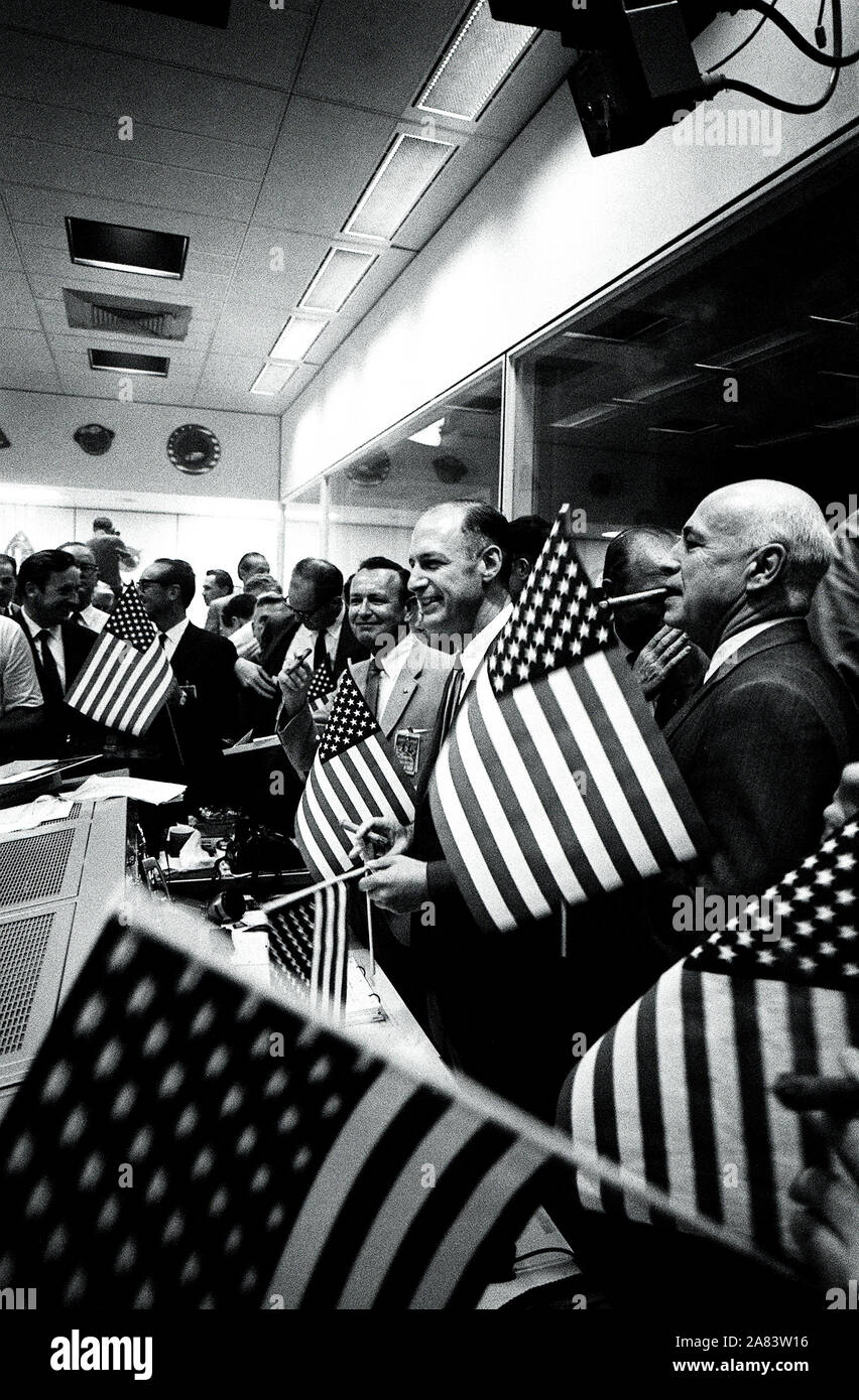 Die NASA und bemannte Raumfahrzeuge Beamte des Zentrums, melden Sie w Flight Controller in der Mission Operations Control Zimmer feiern den erfolgreichen Abschluss der Apollo 11 Mondlandung Mission Stockfoto