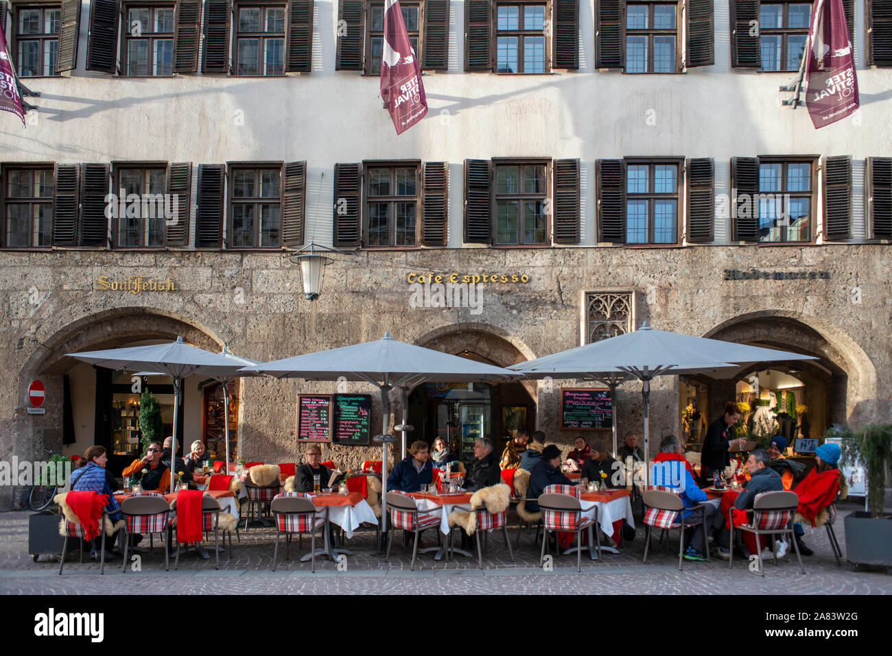 Street Cafe in der Altstadt Altstadt von Innsbruck, Österreich. Innsbruck ist die Landeshauptstadt von Tirol Herzog-Friedrich-Straße. Stockfoto