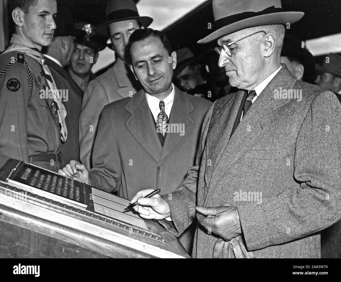 Foto von Präsident Harry S. Truman als Er unterzeichnet das Gästebuch der Freiheit Zug Stockfoto