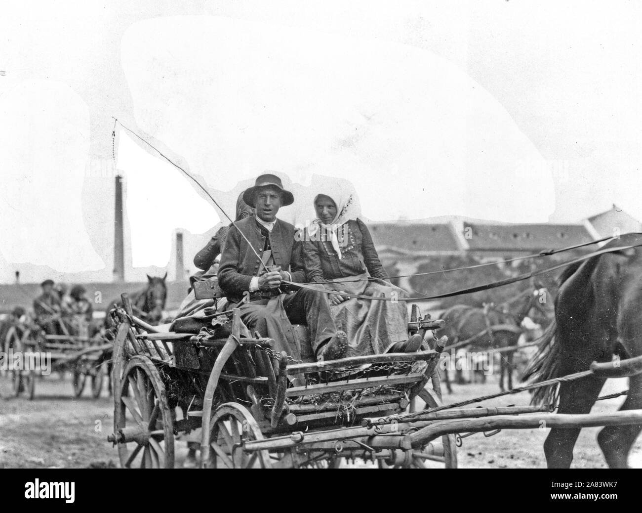 Mann und Frau auf Pferdewagen, der Rückkehr von Markt, Ungarn 1923 Stockfoto