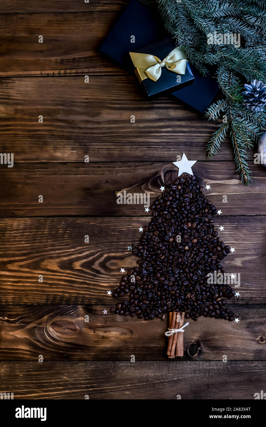 Weihnachtsbaum aus Kaffeebohnen auf dem Holztisch. Weihnachten Hintergrund  Stockfotografie - Alamy