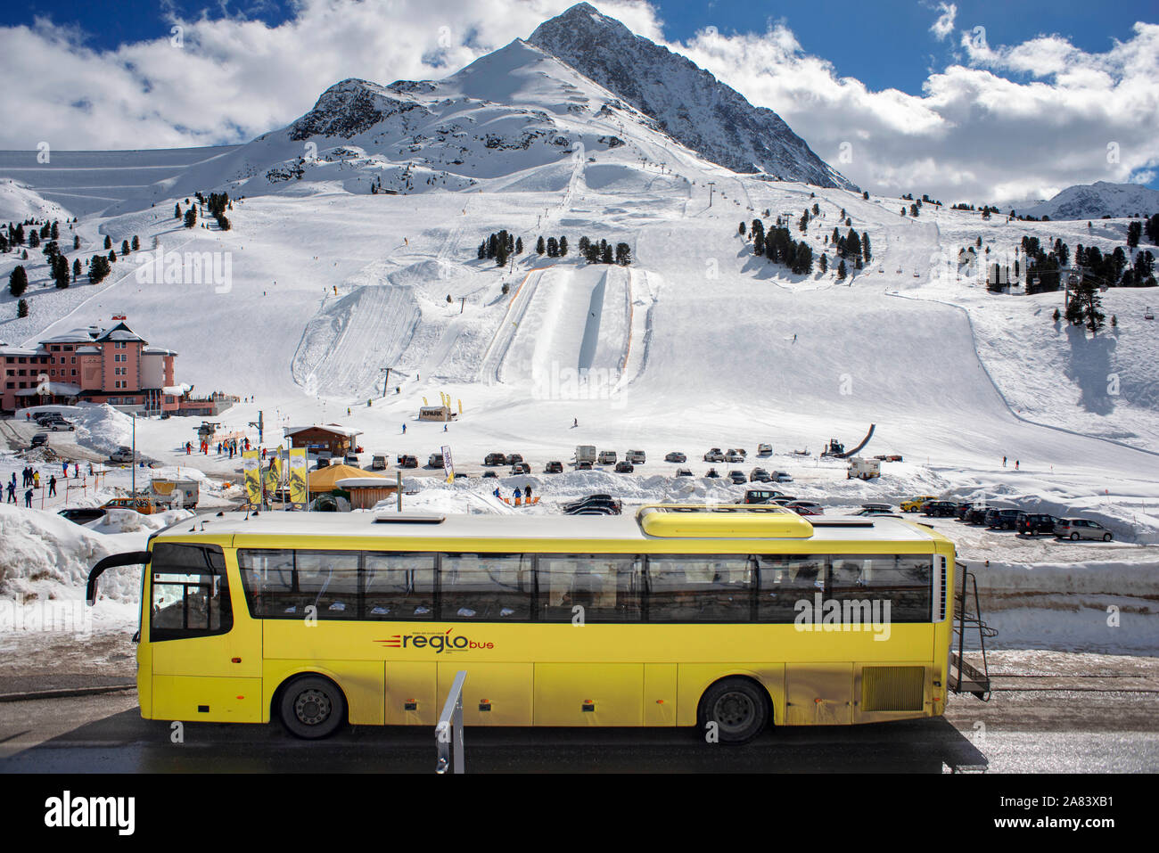 Kühtai Sky Resort Village und Skipisten in der Nähe von Innsbruck Tirol Österreich öffentlichen Bus nach Innsbruck Stadt Stockfoto