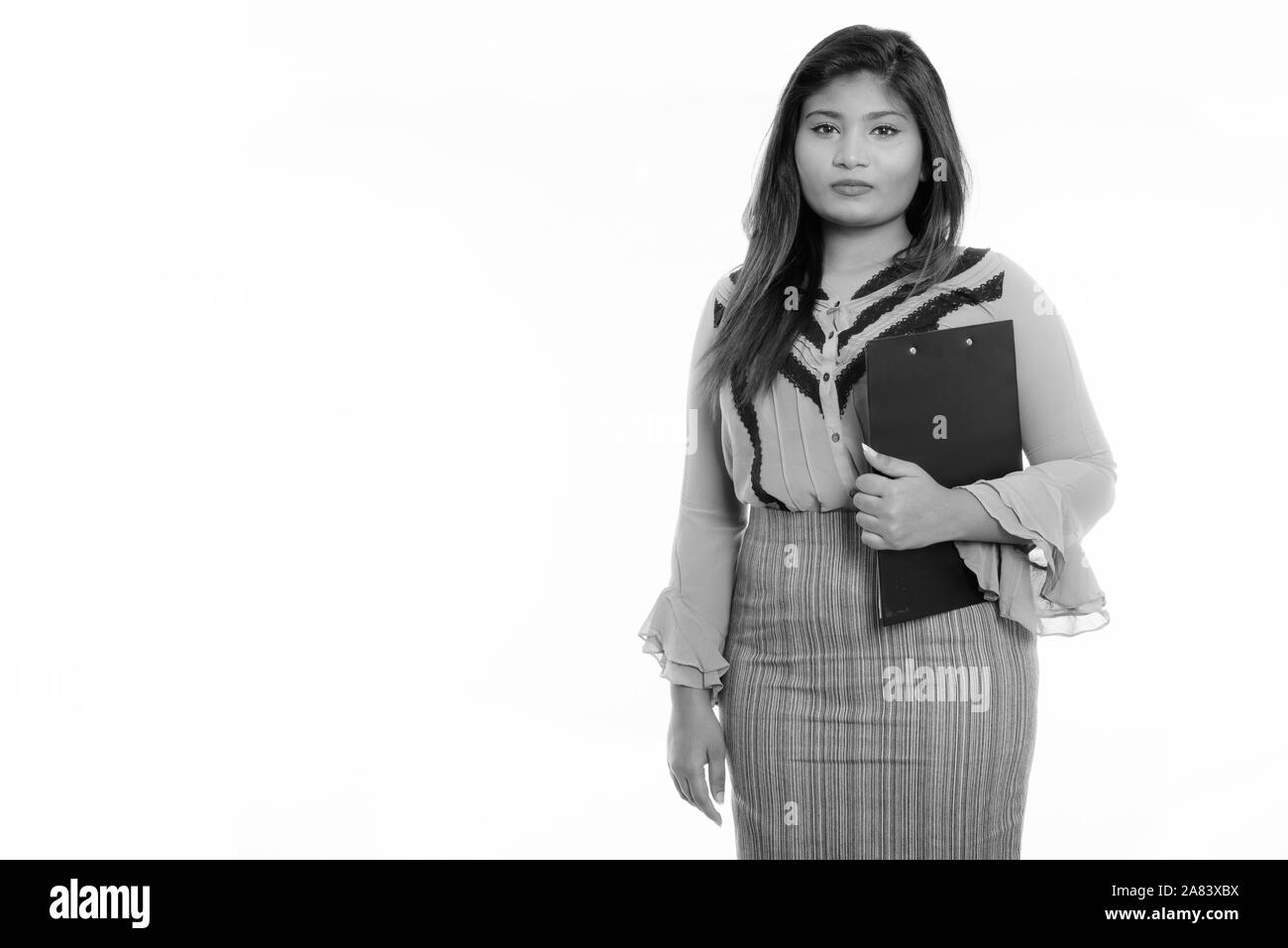 Studio shot junger Fett persischen Geschäftsfrau holding Zwischenablage Stockfoto