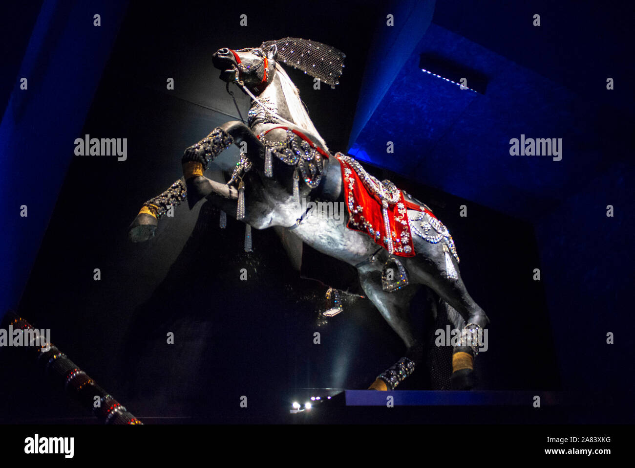 Ein Kristall beschlagene Pferd Ausstellung innerhalb der Swarovski Kunst Museum Galerie. Swarovski Kristallwelten, Wattens, Innsbruck, Tirol, Österreich Stockfoto