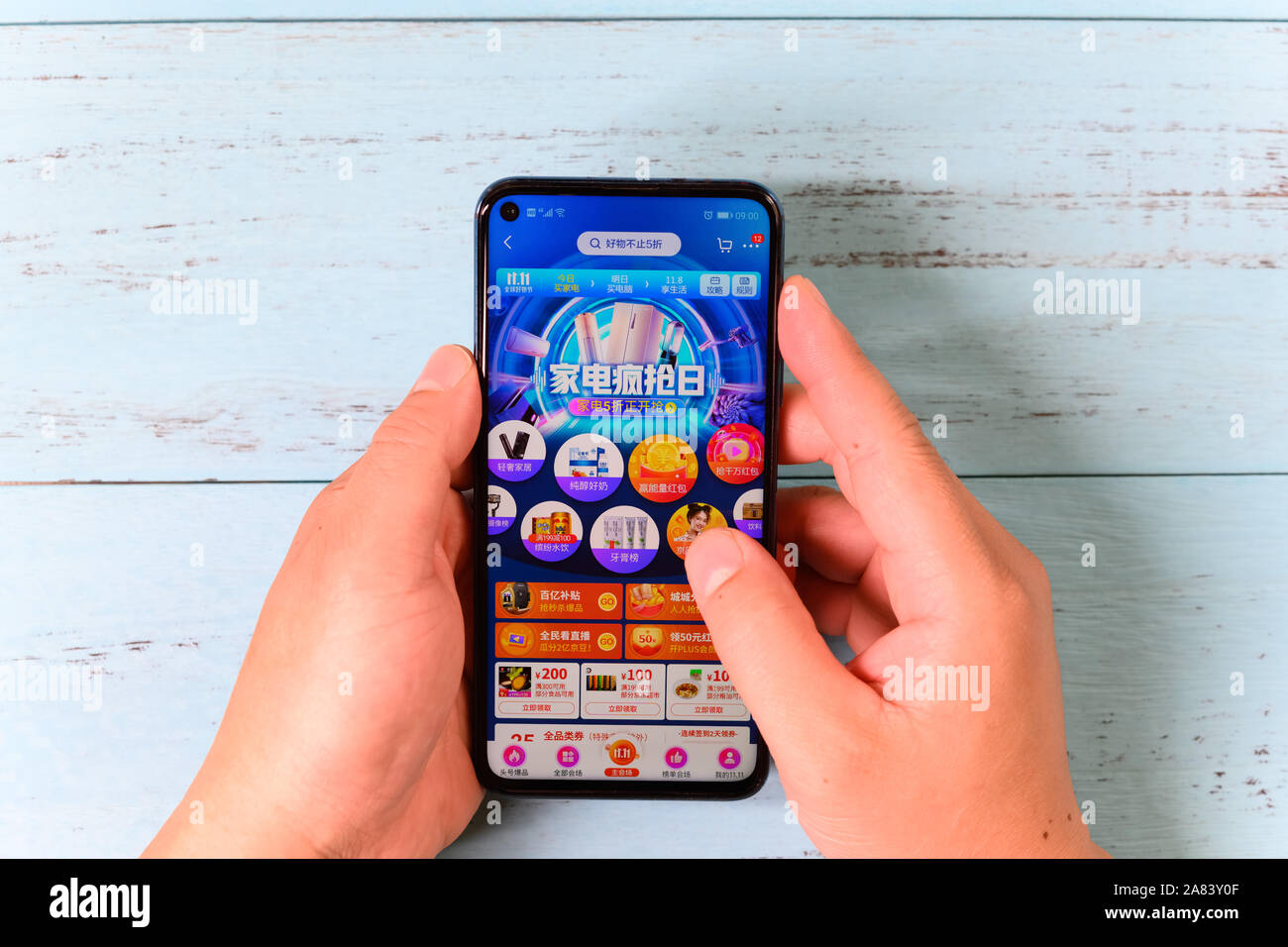 Zhongshan, China-November 6, 2019: der Mensch tun, Online Shopping über einen Chinesischen mobile App mit dem Namen JingDong. Nov 11 ist die jährliche Shopping Tag von China. Stockfoto
