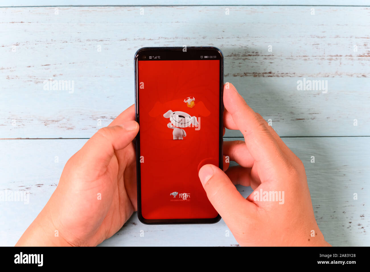 Zhongshan, China-November 6, 2019: der Mann, der das Öffnen einer Chinesischen mobile App mit dem Namen JingDong. Nov 11 ist die jährliche Shopping Tag von China. Stockfoto