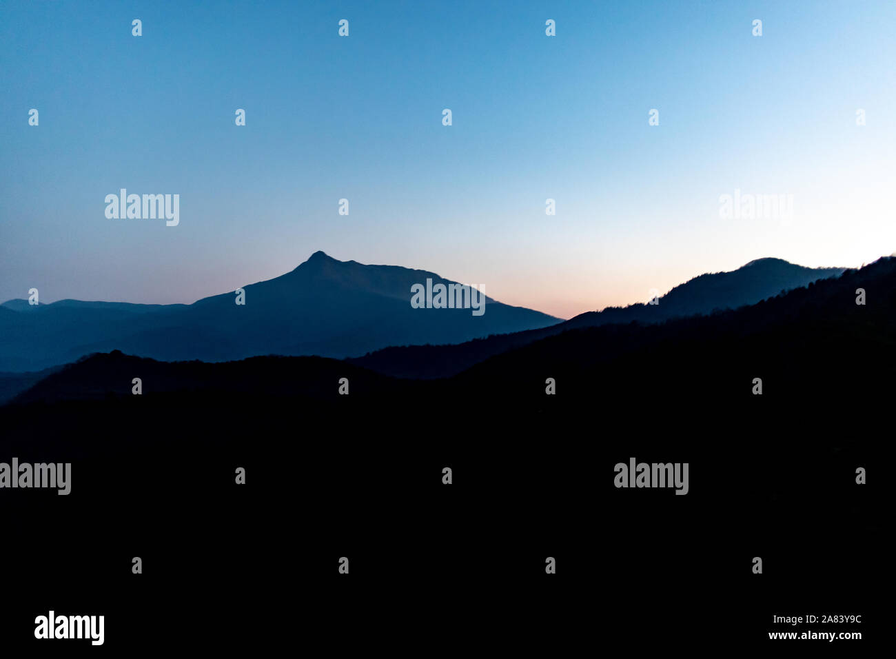 Berg Silhouette auf blauem Sunrise Landschaft in Katalonien Stockfoto