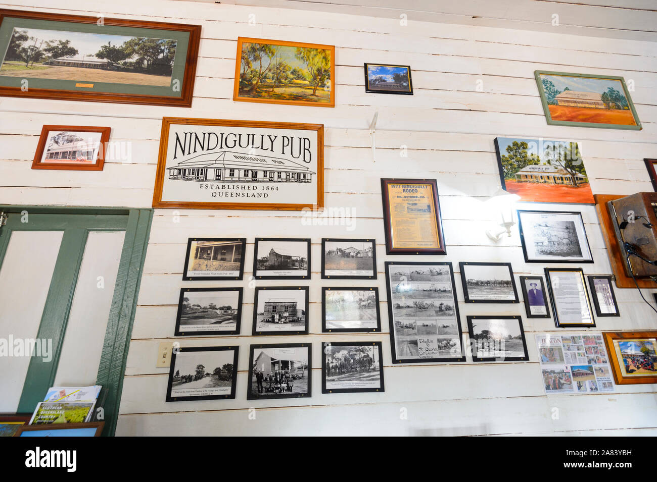 Memmorabilia an den Wänden der legendären Bush pub Nindigully Pub, gebaut 1864, Queensland, Queensland, Australien Stockfoto