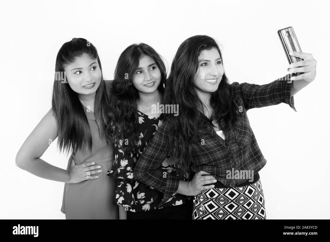Drei glückliche junge persische Frau Freunde Lächeln und posieren während der Einnahme von selfie Bild mit Handy zusammen Stockfoto