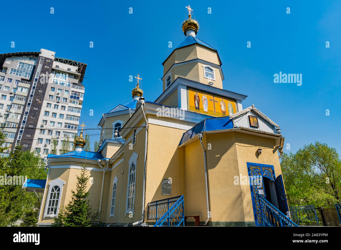 Nur-Sultan Astana russisch-orthodoxen christlichen Heiligen Konstantin und Helen Kathedrale Frontal Low Angle View auf einem sonnigen blauen Himmel Tag Stockfoto