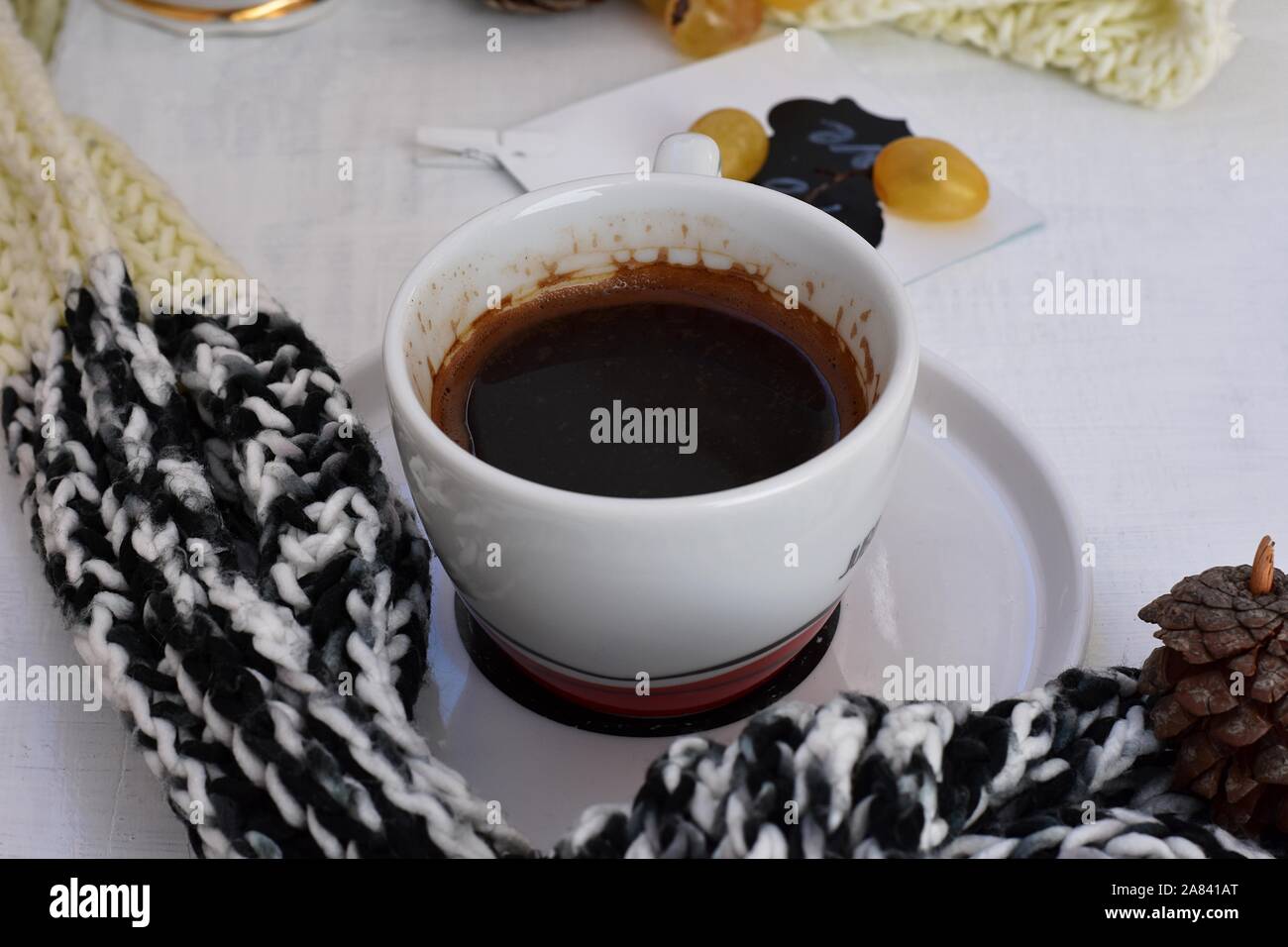 Frische Tasse Kaffee im herbstlichen Hintergrund/Herbstlichen gemütlichen Konzept/Herbst zu Hause Stockfoto