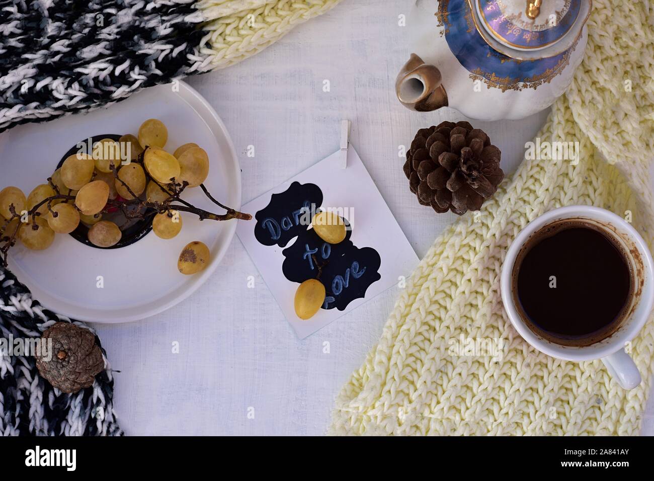 Frische Tasse Kaffee im herbstlichen Hintergrund/Herbstlichen gemütlichen Konzept/Herbst zu Hause Stockfoto