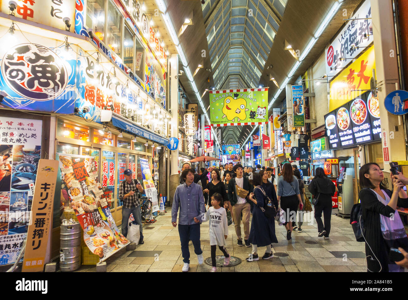 Osaka, Japan - November 3rd, 2019: Sightseeing in der beliebten Gegend von dotonbori am Abend. Stockfoto