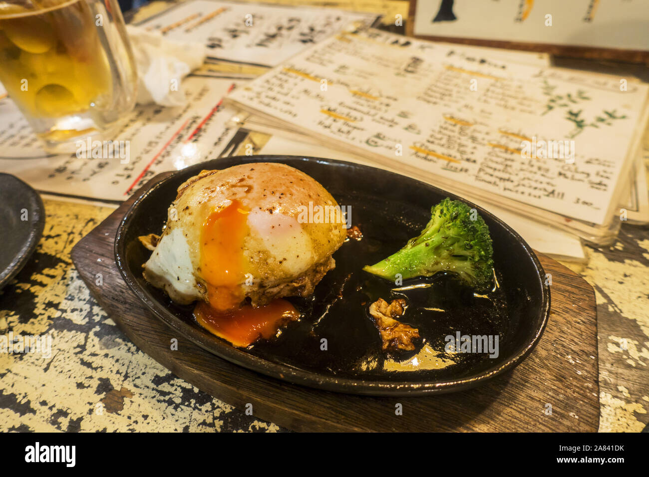 Osaka, Japan, November 2nd, 2019: Hamburger mit Spiegelei oben serviert in einem Restaurant. Stockfoto