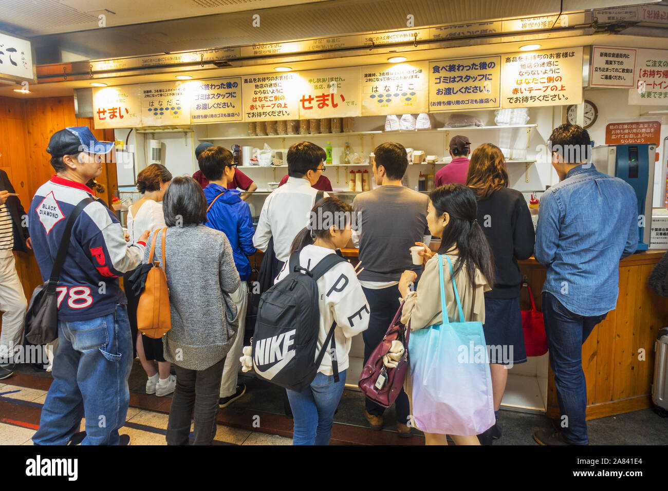 Osaka, Japan - November 3rd, 2019: Die Menschen essen in Izakaya, eine Art informellen japanischen Pub und in entspannter Atmosphäre nach der Arbeit trinken. Stockfoto