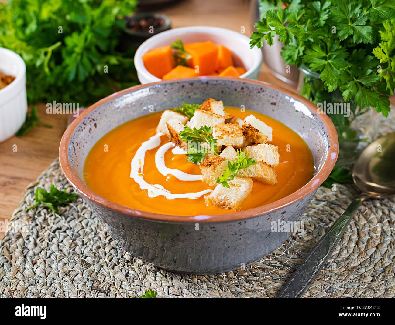 Kürbis Suppe in einer Schüssel serviert mit Petersilie und Croutons ...