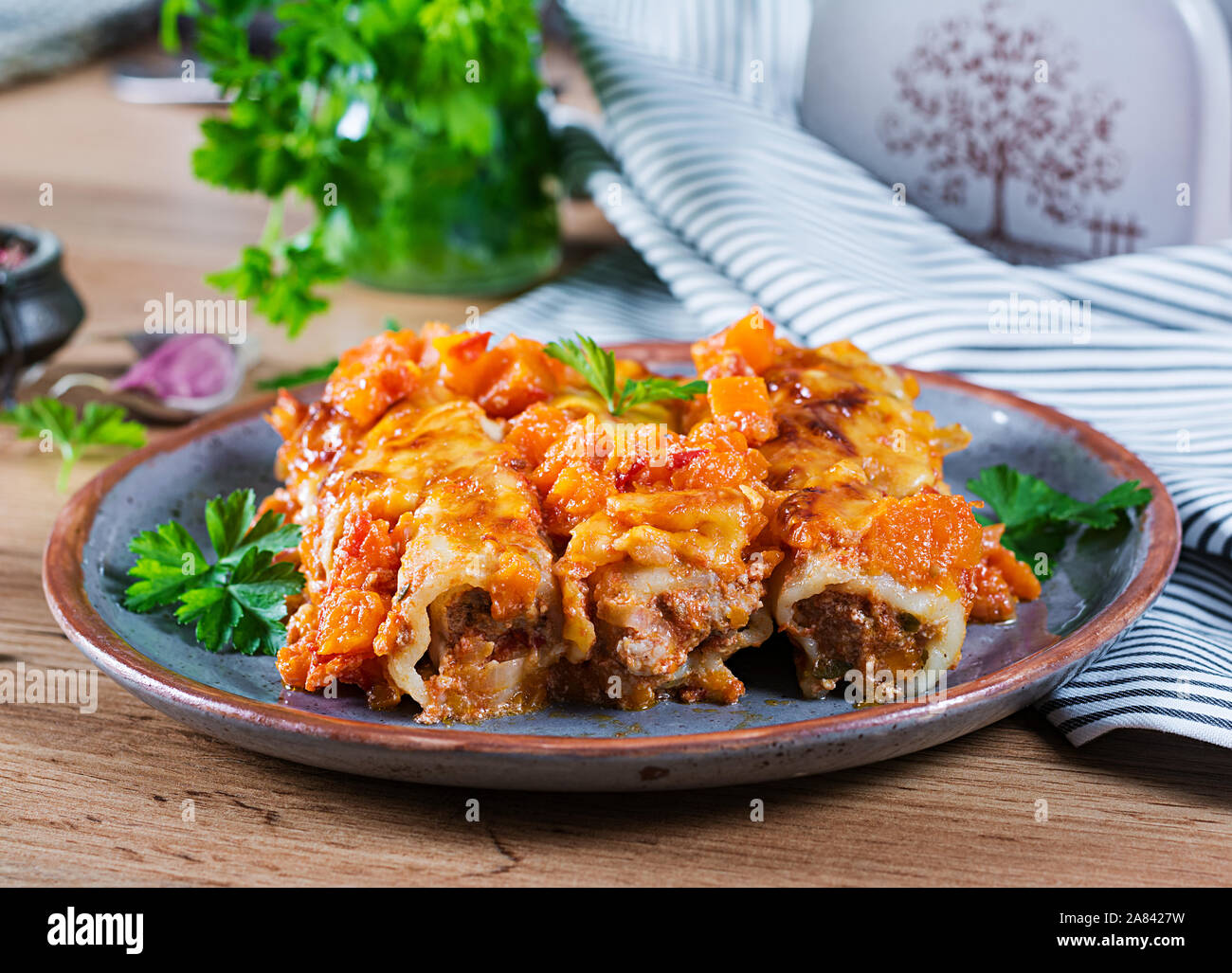 Fleisch cannelloni Kürbis - Tomatensauce an der Platte. Stockfoto