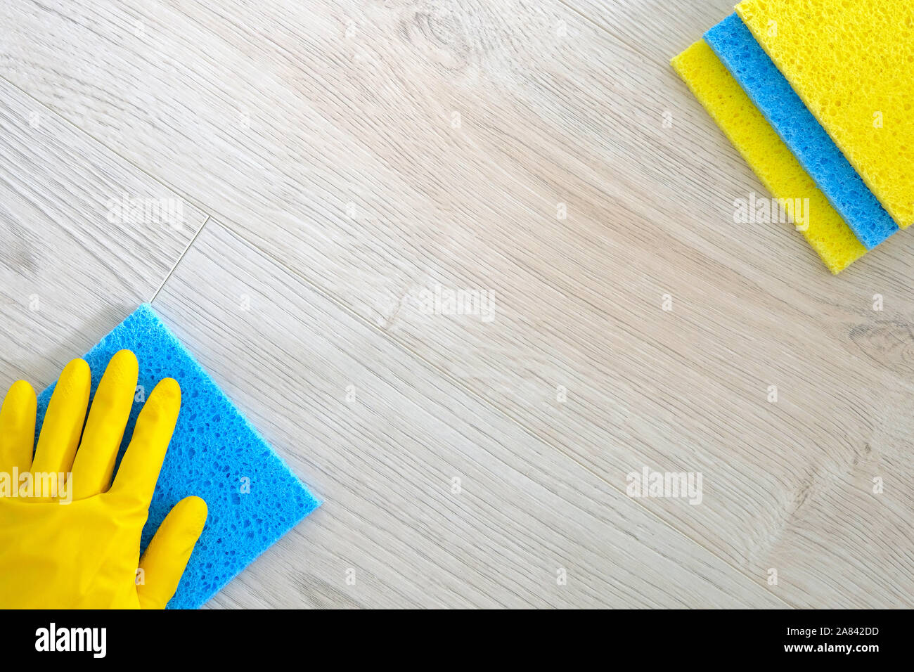 Flach. Reinigung Konzept im Büro, zu Hause. Hand in gelb Gummi Schutzhandschuh mit Mikrofasertuch Wischtücher, Kopie Platz.jpg Stockfoto Flach. Reinigung Konzept im Büro, zu Hause. Hand in gelb Gummi Schutzhandschuh mit Mikrofasertuch Wischtücher, Kopie Platz.jpg Stockfoto