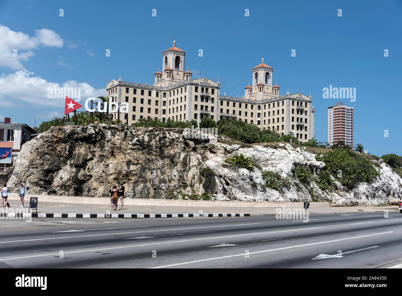 Das Hotel Nacional de Cuba ist ein historisches Gebäude im spanischen eklektischen Stil mit Blick auf den Malecon, eine breite Esplanade, Straße und eine Seemauer, die sich erstreckt Stockfoto