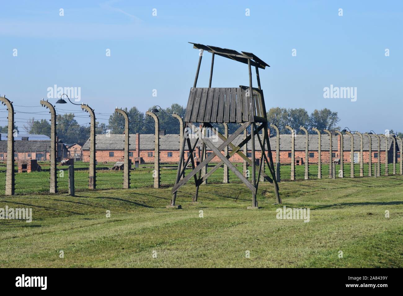 Holz- Wachtturm, Stacheldraht zaun und Kaserne im Konzentrationslager Auschwitz Birkenau Stockfoto