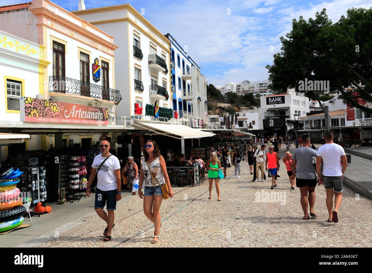 Menschen einkaufen in Albufeira, Algarve, Portugal, Europa Stockfoto