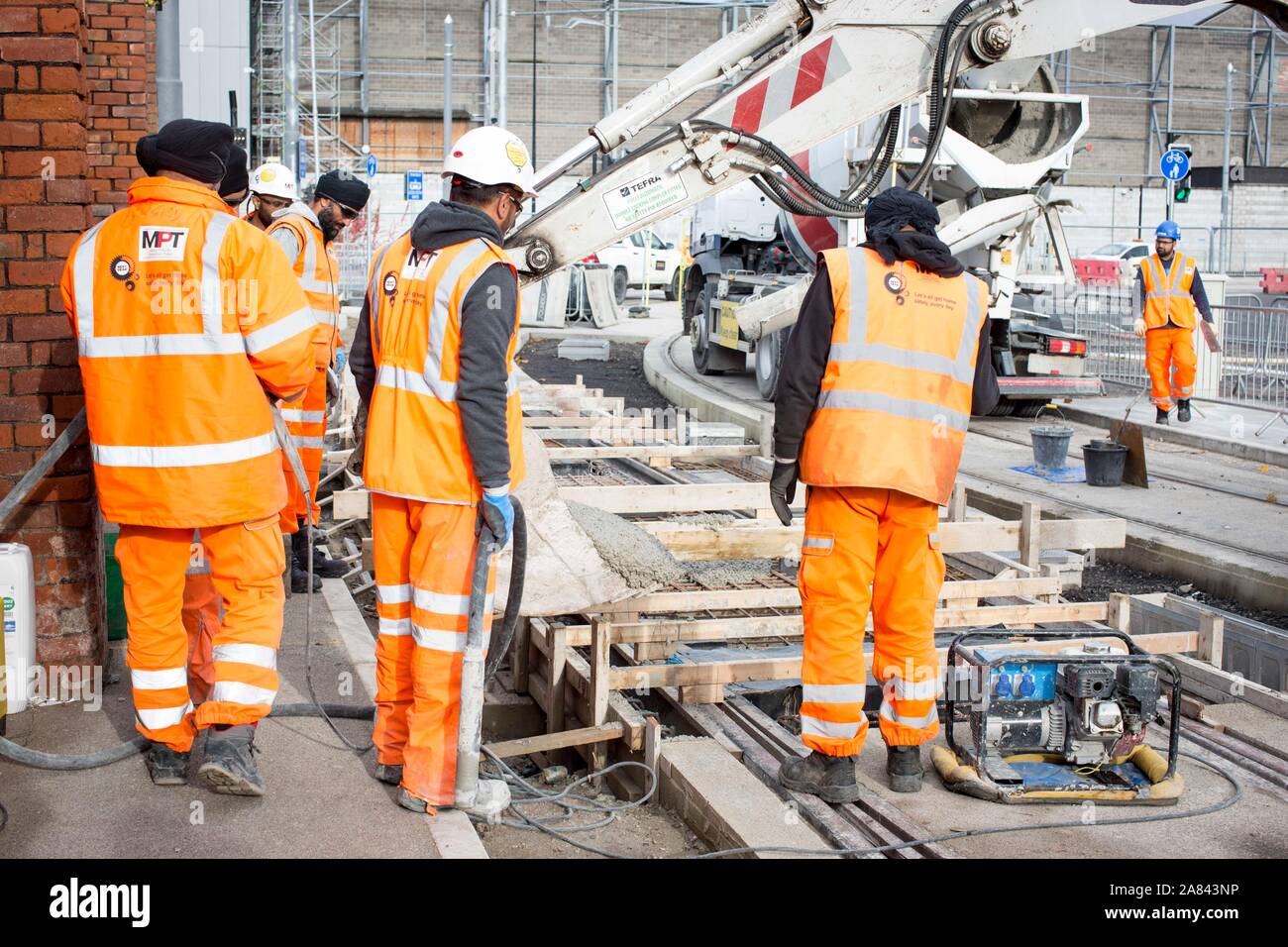 Letzter Betonguss auf der Strecke der Metrolink-Linie Trafford Park, Stockfoto