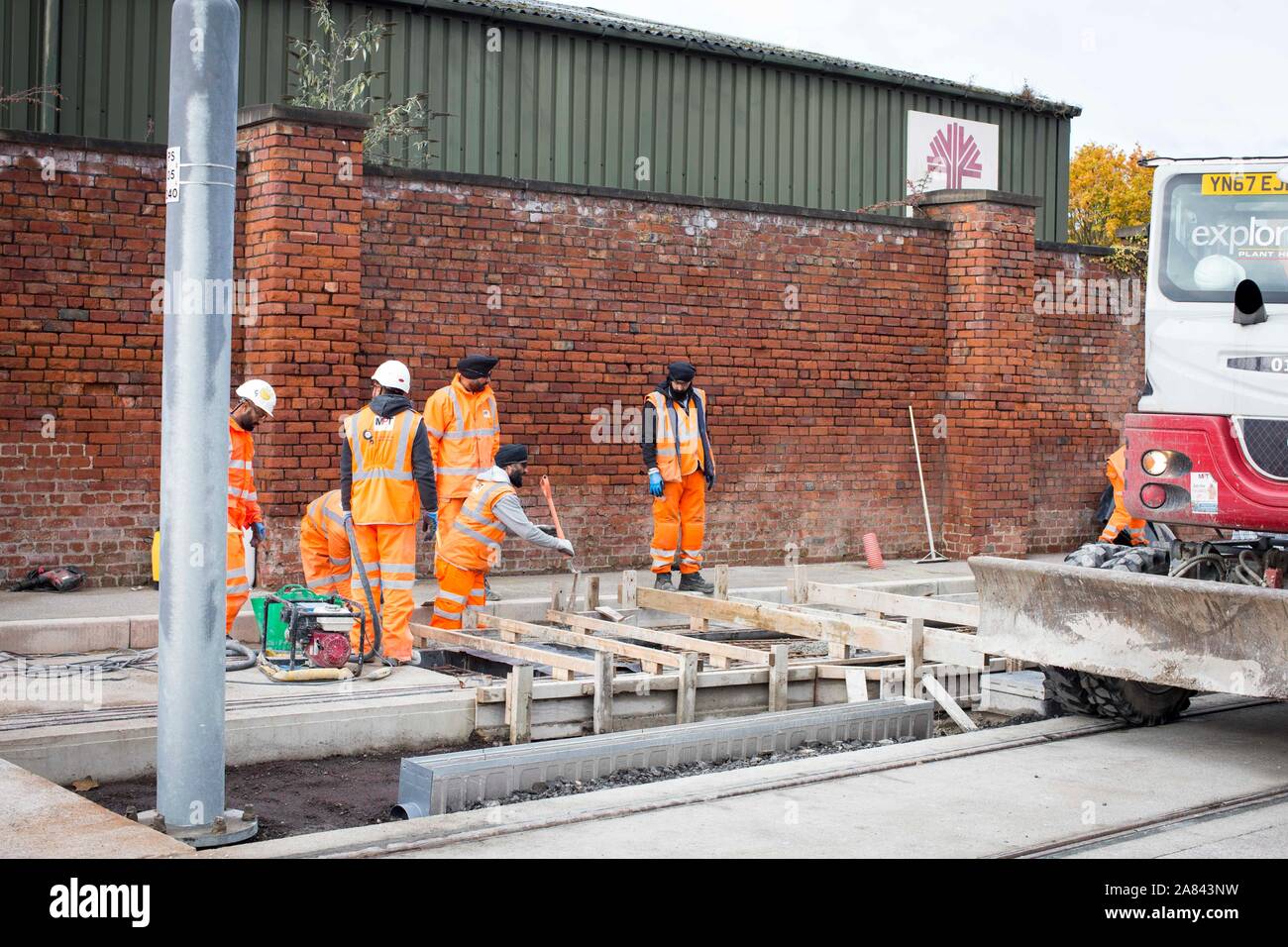Letzter Betonguss auf der Strecke der Metrolink-Linie Trafford Park, Stockfoto