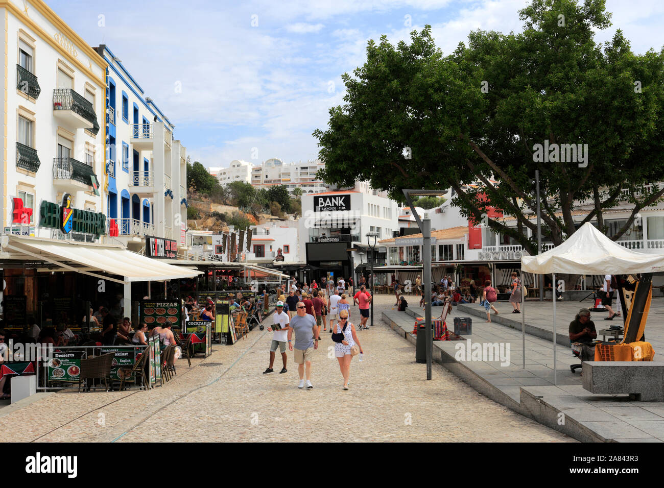 Menschen einkaufen in Albufeira, Algarve, Portugal, Europa Stockfoto