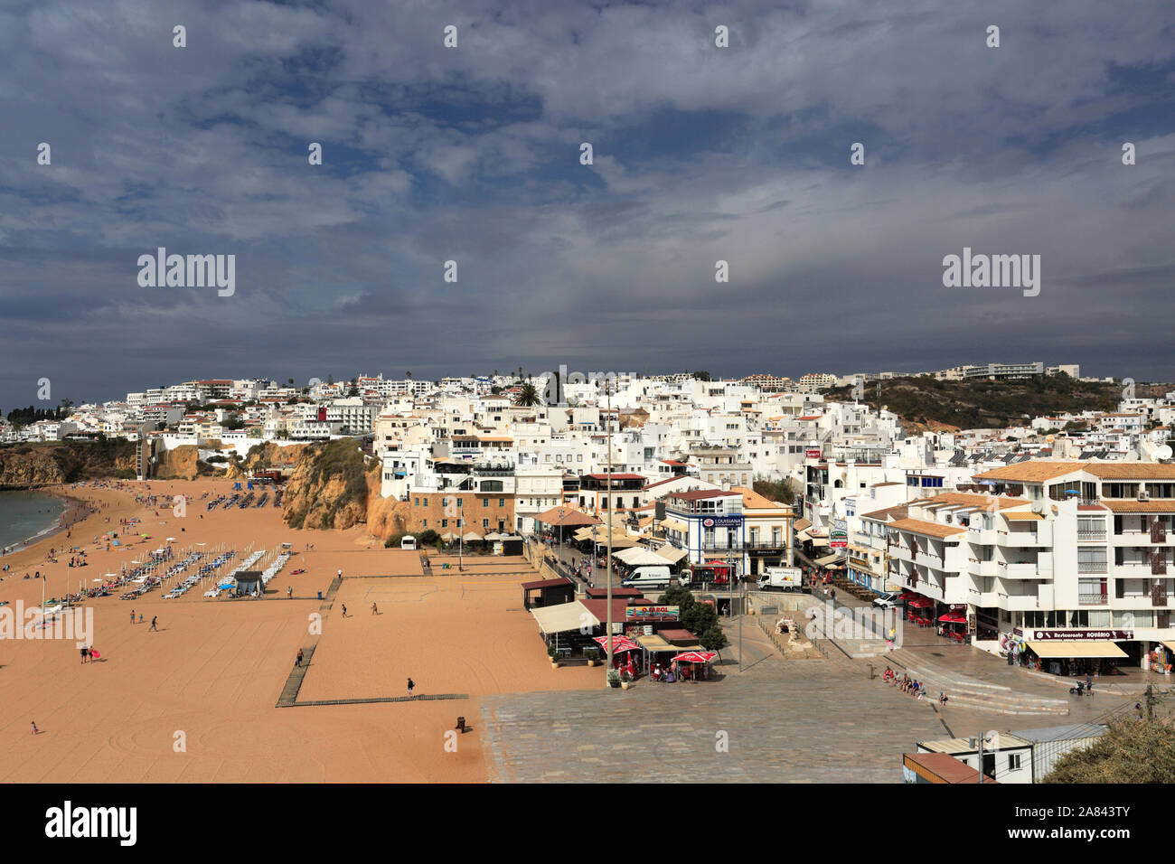 Sommer Blick über Strand von Albufeira, Albufeira, Algarve, Portugal, Europa Stockfoto