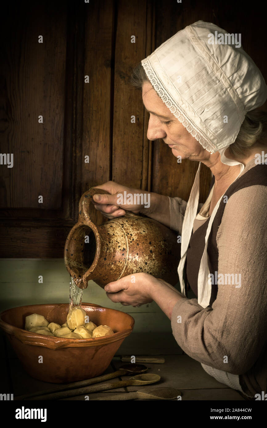 Alte Meister Stil Renaissance Porträt einer Frau, die Zubereitung von Speisen in eine antike Küche Stockfoto