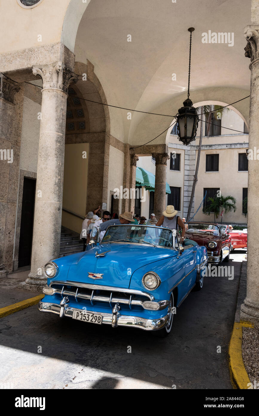 Eine Flotte amerikanischer, klassischer Cabrio-Autos zieht Touristen an und übernachtet im 1930 erbauten Hotel Nacional de Cuba (Hotel National of Cuba) auf A. Stockfoto